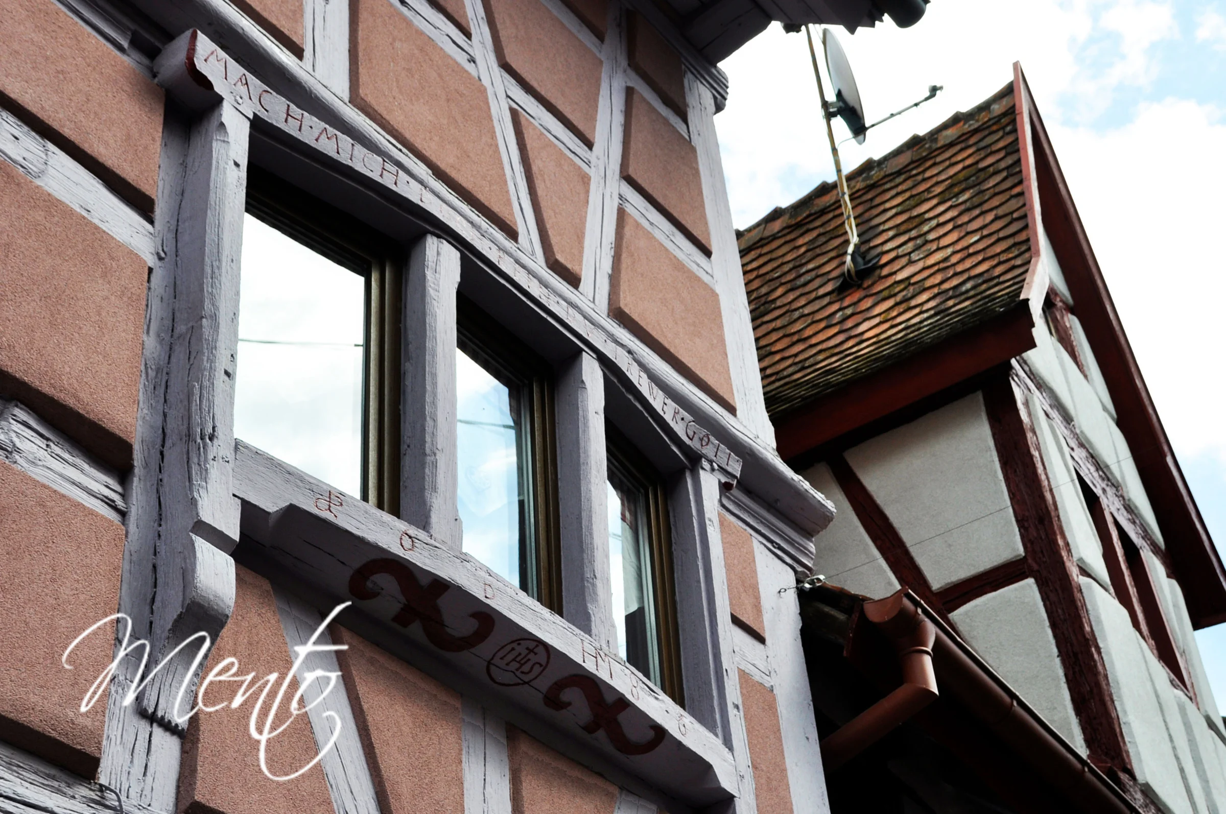 Antiguas inscripciones en los dinteles de las ventanas. Eguisheim