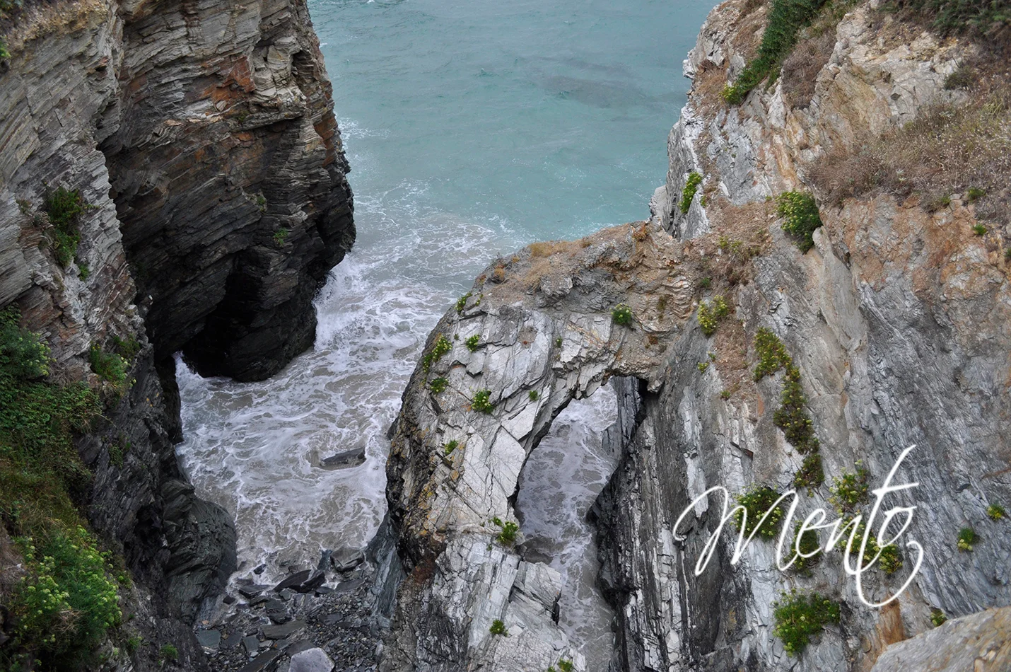 Playa de las catedrales con marea alta.