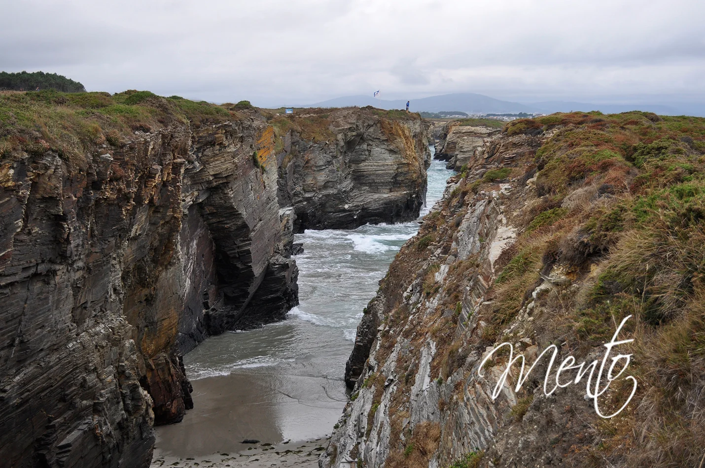 Playa de las catedrales con marea alta.