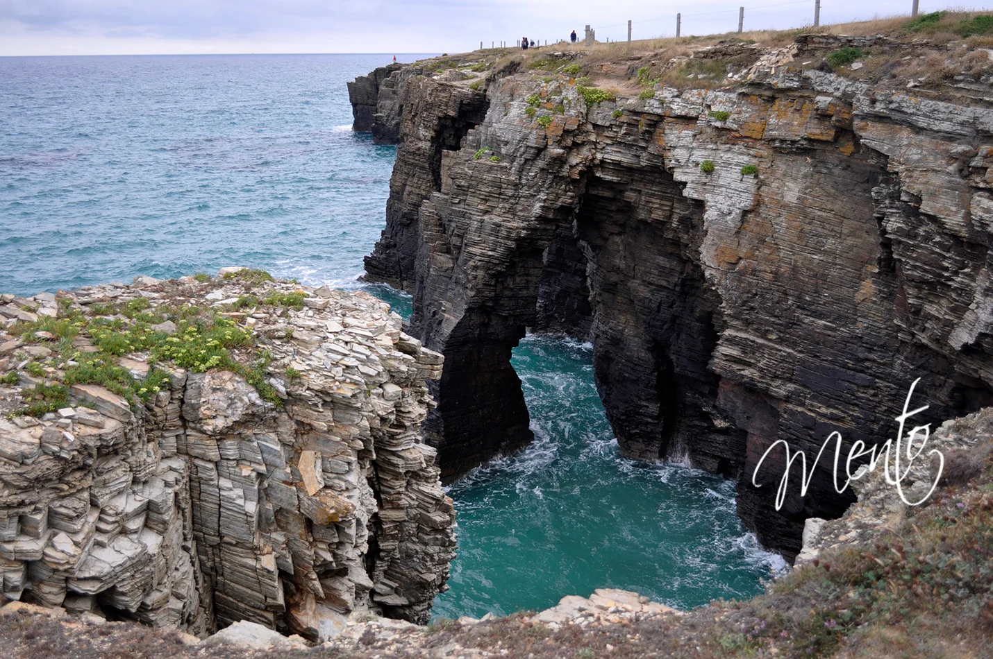 Playa de las catedrales con marea alta.
