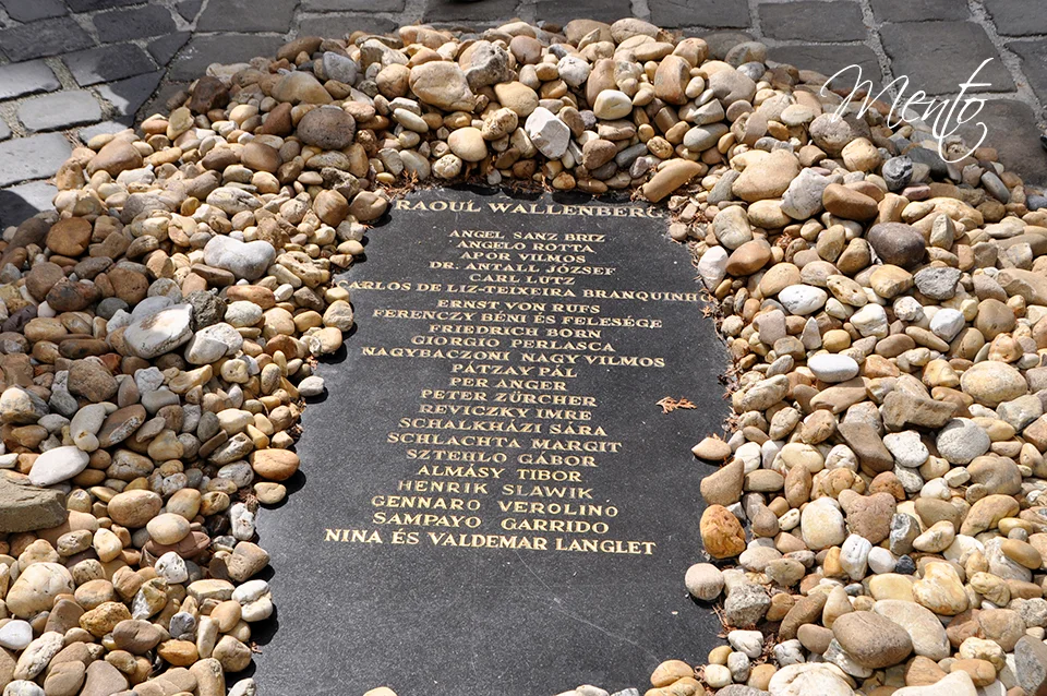 Placa en el pario de la gran Sinagoga con los nombres de las personas que ayudaron a los judíos en esta ciudad durante la II guerra mundial, entre ellos el Español Ángel Sanz, cuya vida recoge la película "El Ángel de Budapest"
