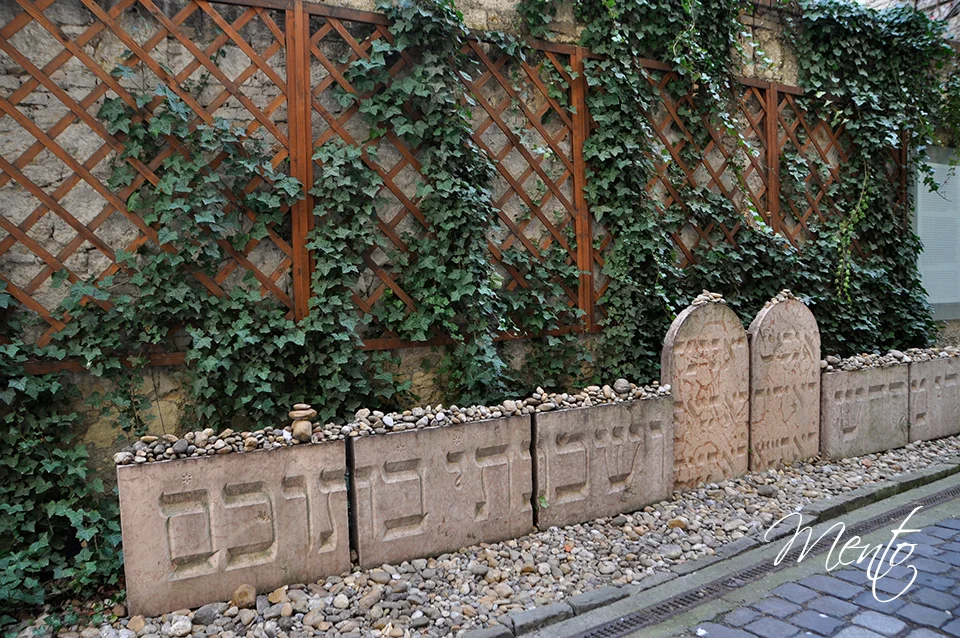 El patio de la Gran Sinagoga acoge un cementerio y diferentes elementos memoriales del gueto judío y el holocausto en la ciudad.