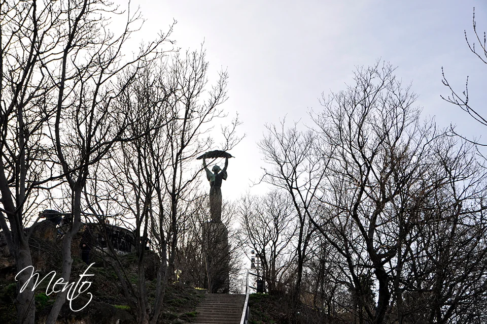 La estatua de la libertad corona el monte Gellért que domina toda la ciudad.