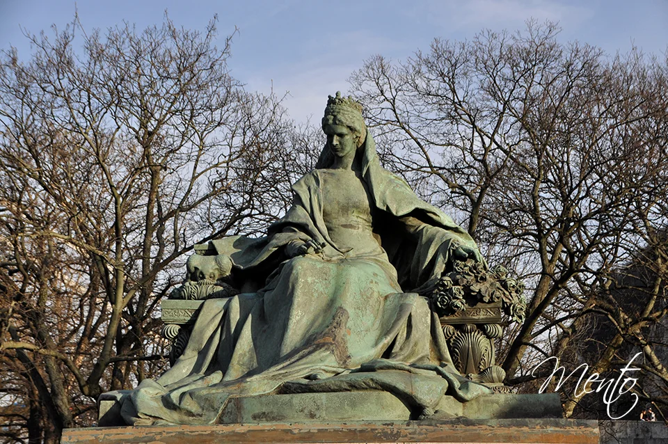 Estatua de Sissi al lado del puente que lleva su nombre.