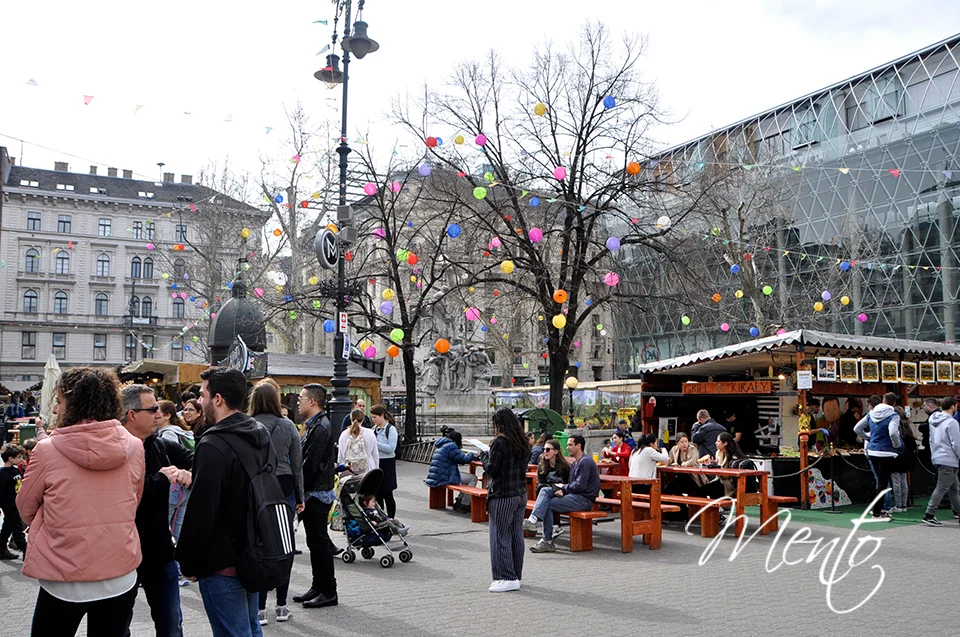 Mercado de Primavera en la plaza Vörösmarty