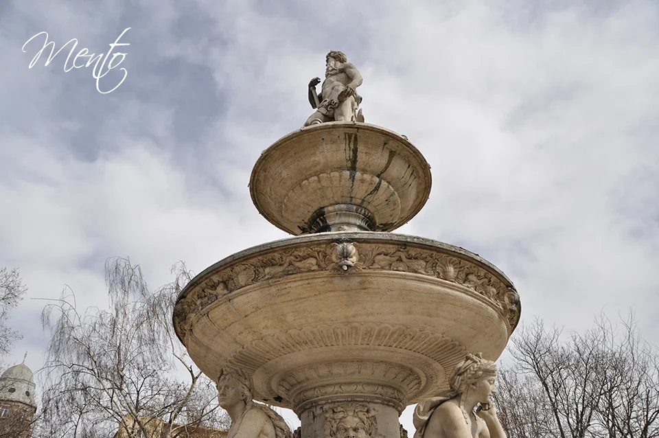 Detalle de la fuente en el centro de la plaza Elizabeth