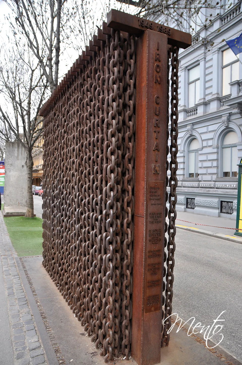 Monumento conmemorativo del Telón de acero en la época de la guerra fria, frente al museo Casa del Terror en la avenida Andrássy