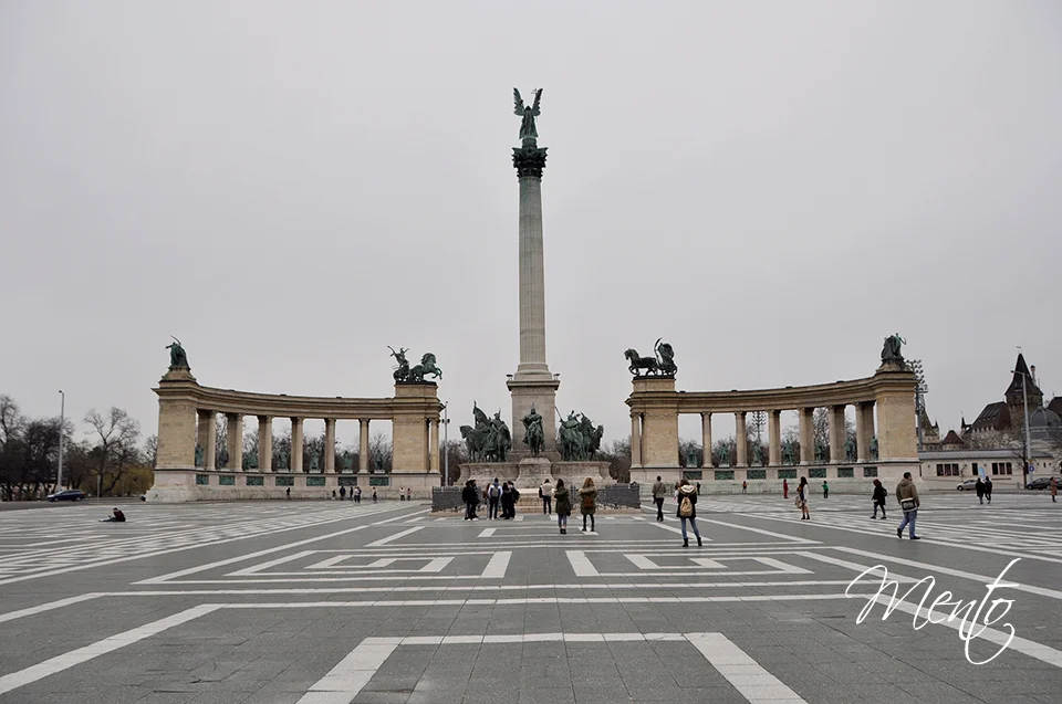Plaza de los Héroes construída en el año del Milenio.
