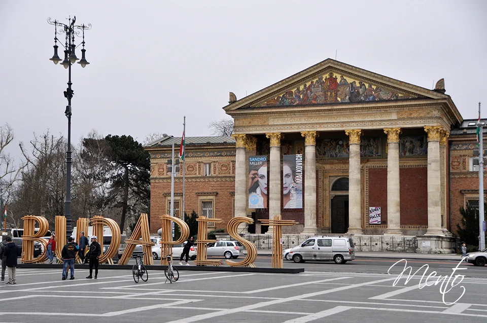 Galería de Arte en la Plaza de los Héroes