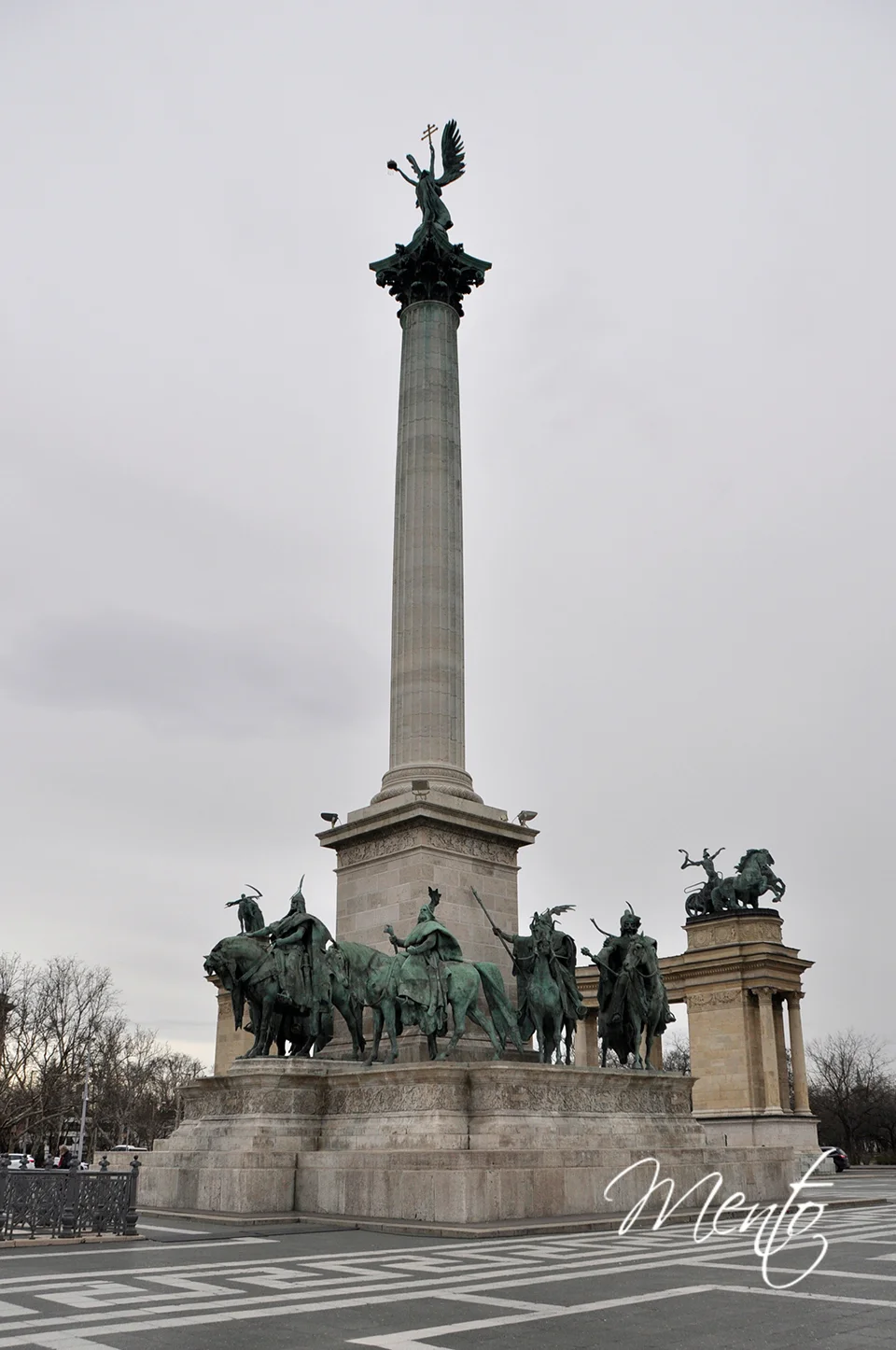 Columna central de la plaza de lo Héroes que sostiene la estatua del arcángel Gabriel rodeado en su base por los jefes de las siete tribus magiares.