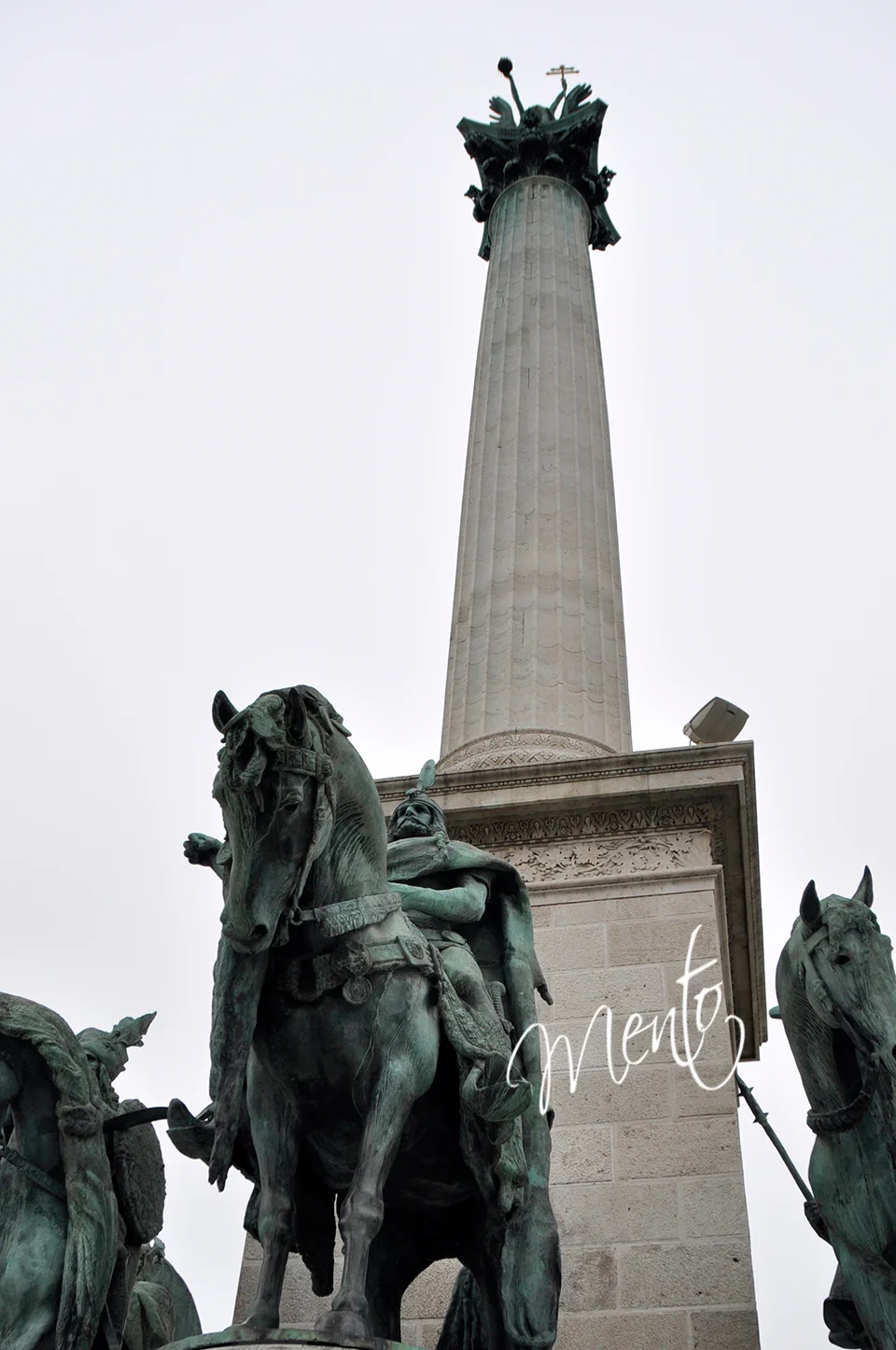Columna de 36 m. de altura sobre las estatuas de los jefes de las siete tribus.