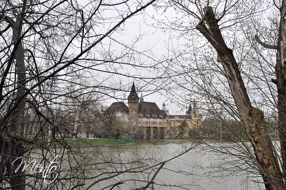 Castillo de Vajdahunyad en el Parque de la ciudad