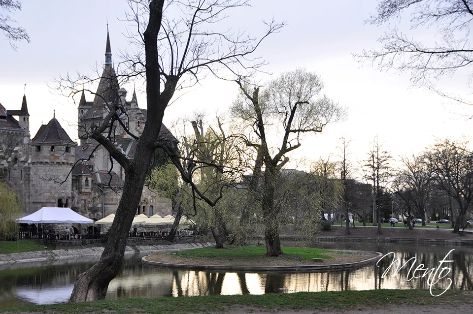 Castillo de Vajdahunyad en el Parque de la ciudad