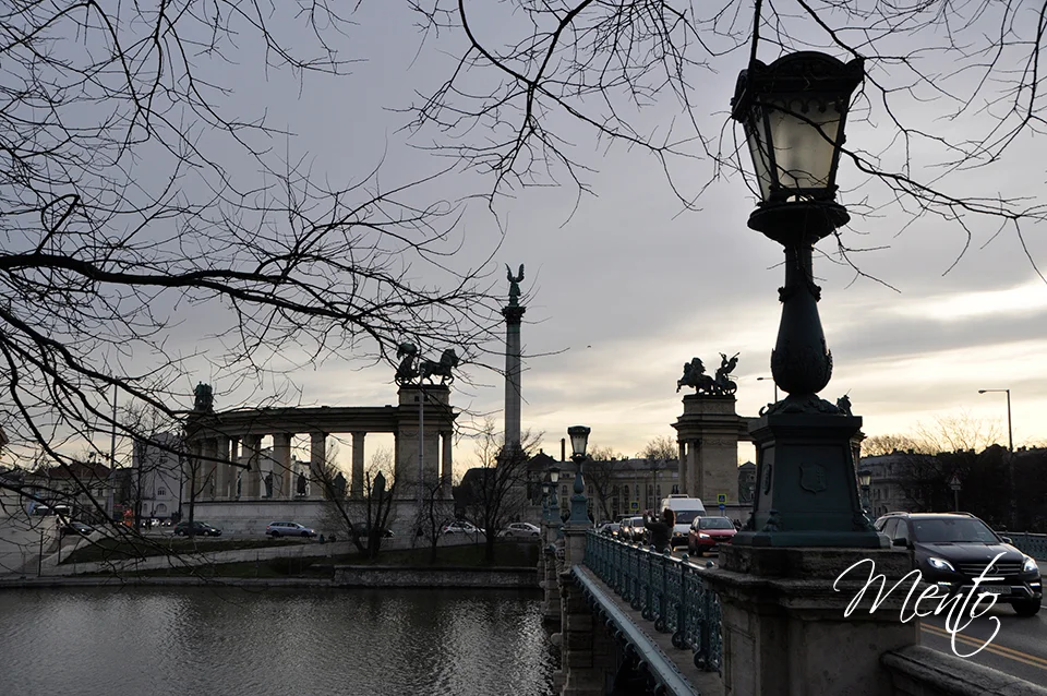 Atardece en la Plaza de los Héroes.