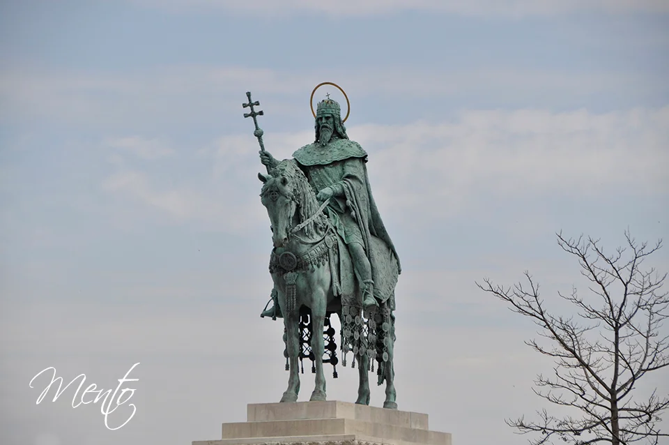 San Esteban, rey de Hungría, junto al Bastión de los pescadores y la iglesia de Matías en Buda.