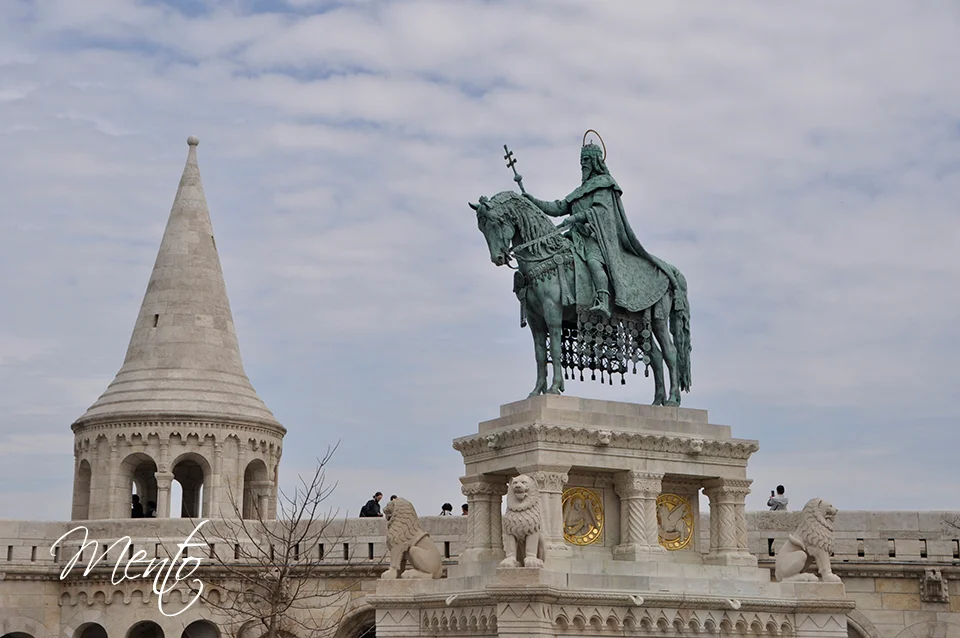 Escultura de San Esteban dominando el Bastión e los pescadores.