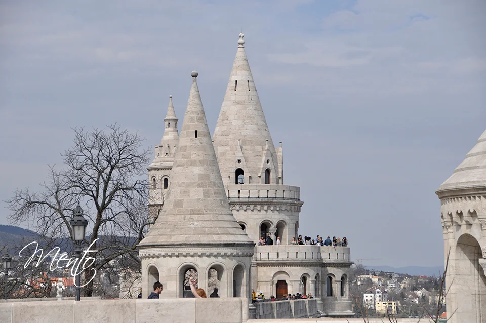Bastión de los pescadores en la colina de Buda. Siete torres en honor a las siete tribus fundadoras de Hungría.