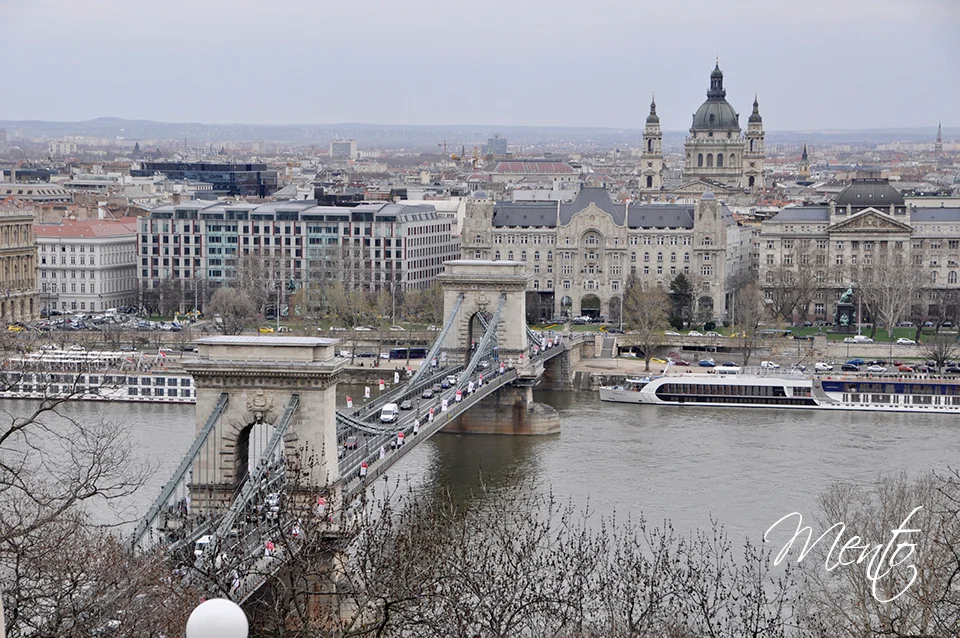 Vista del Puente de las cadenas sobre el Danubio, con la catedral de San Esteban al fondo, desde la colina de Buda