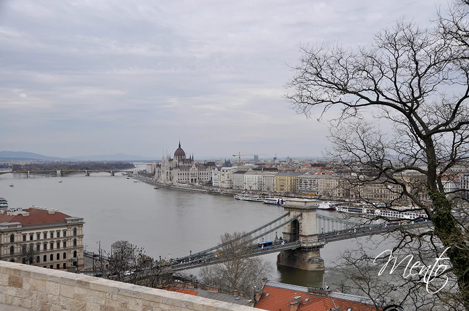 Vista del Puente de las cadenas con el Parlamento al fondo desde el Palacio Real.