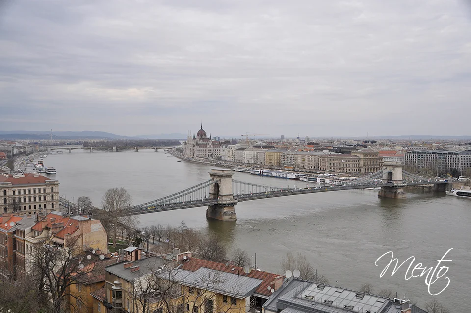 Vista del Puente de las cadenas con el Parlamento al fondo desde el Palacio Real.