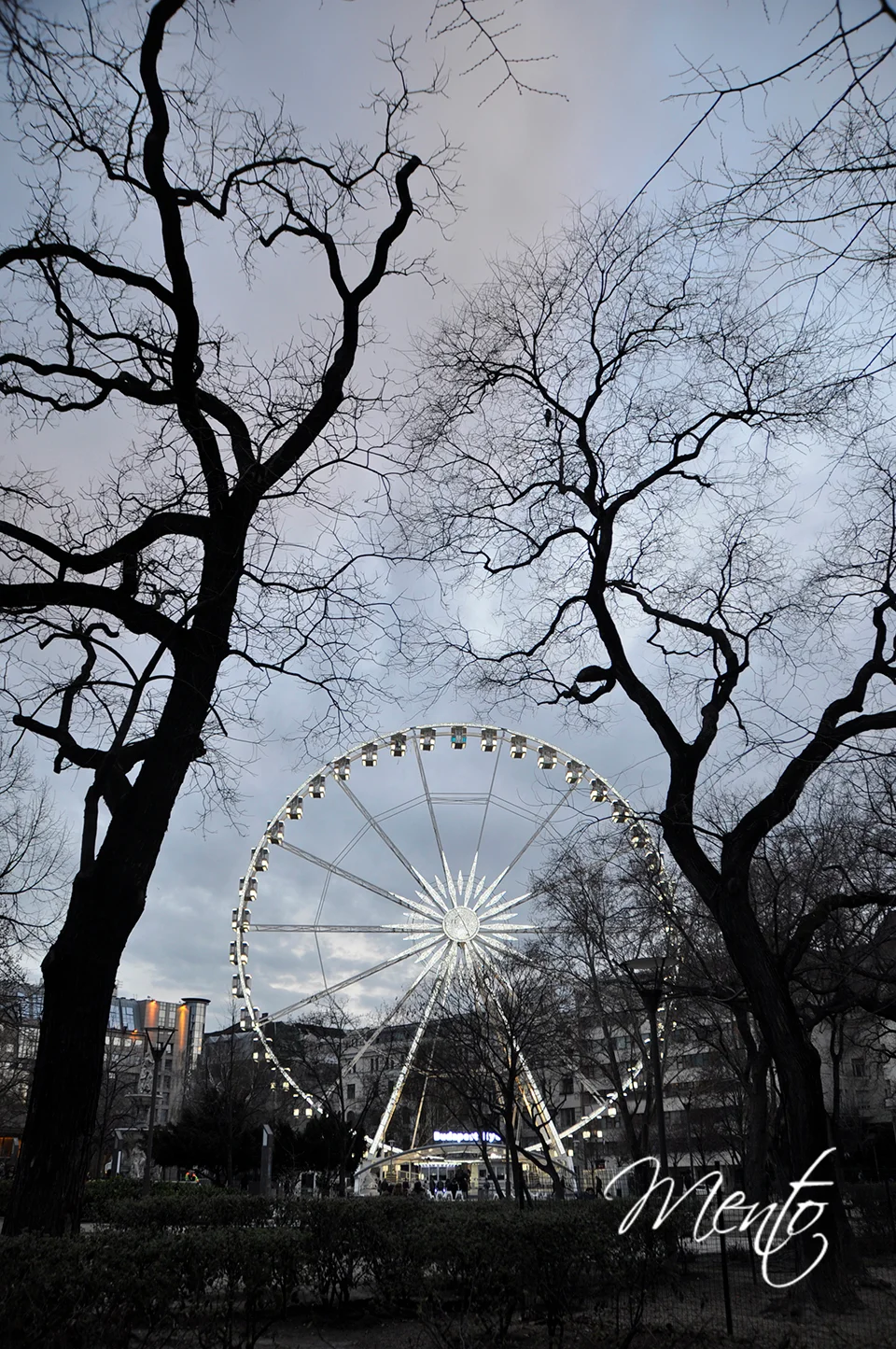 Cae la tarde en la plaza Elizabeth dominada por la noria gigante "Budapest Eye"