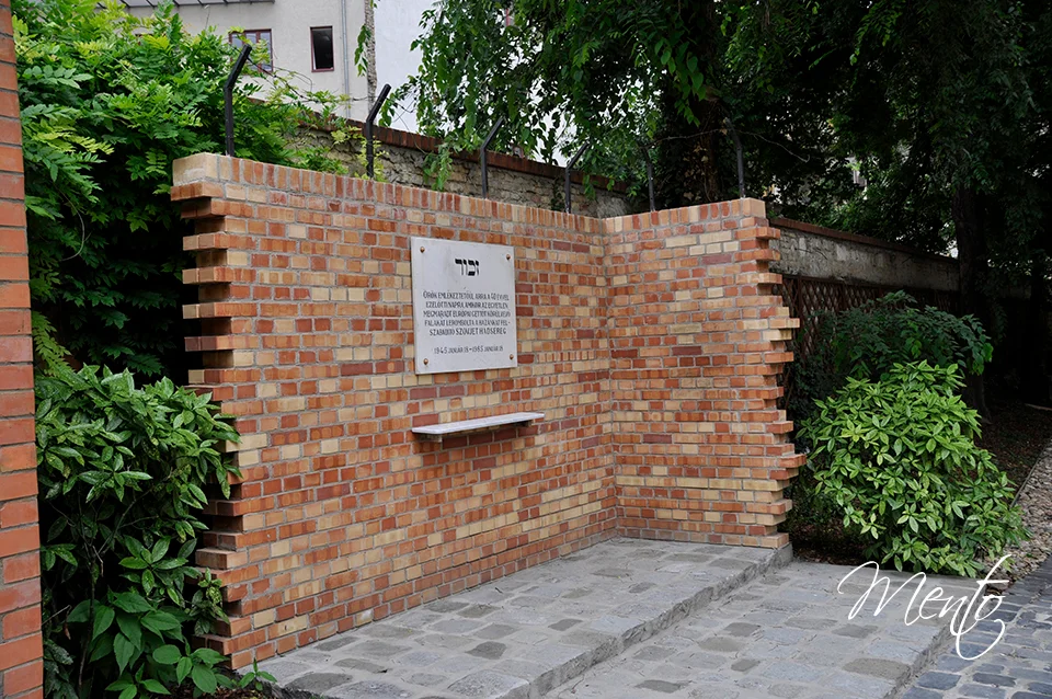 Reproducción de un trozo del muro del gueto judío en el patio de la Gran Sinagoga.