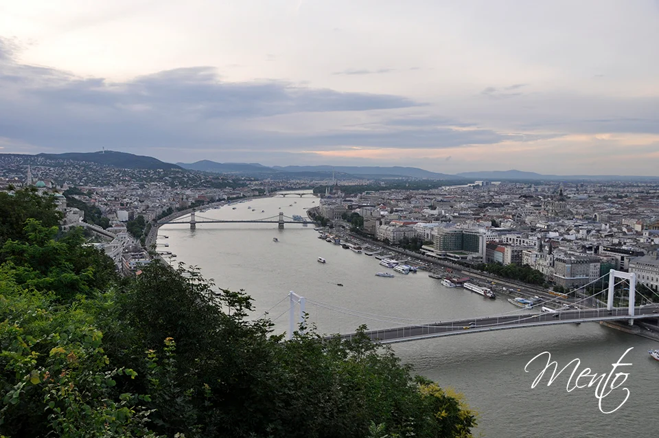 Vistas de la ciudad en primavera desde uno de los muchos miradores en el Monte Gellért