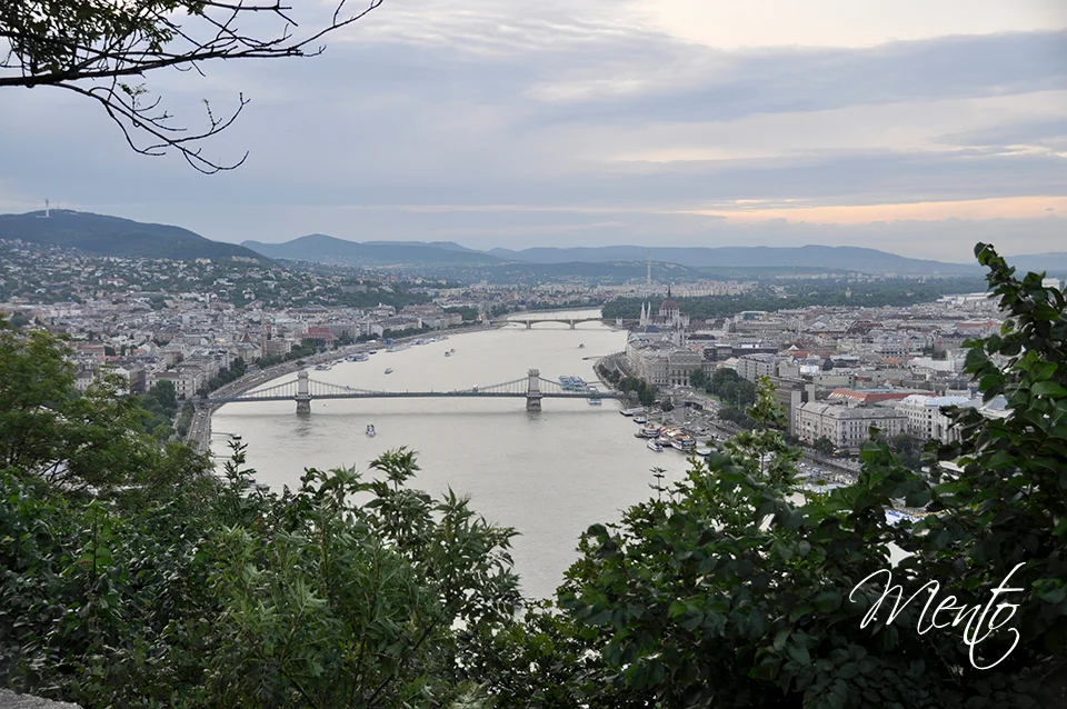 Vistas de la ciudad en primavera desde uno de los muchos miradores en el Monte Gellért