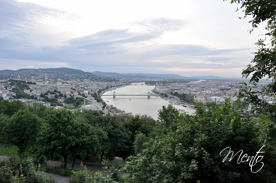 Vistas de la ciudad en primavera desde uno de los muchos miradores en el Monte Gellért