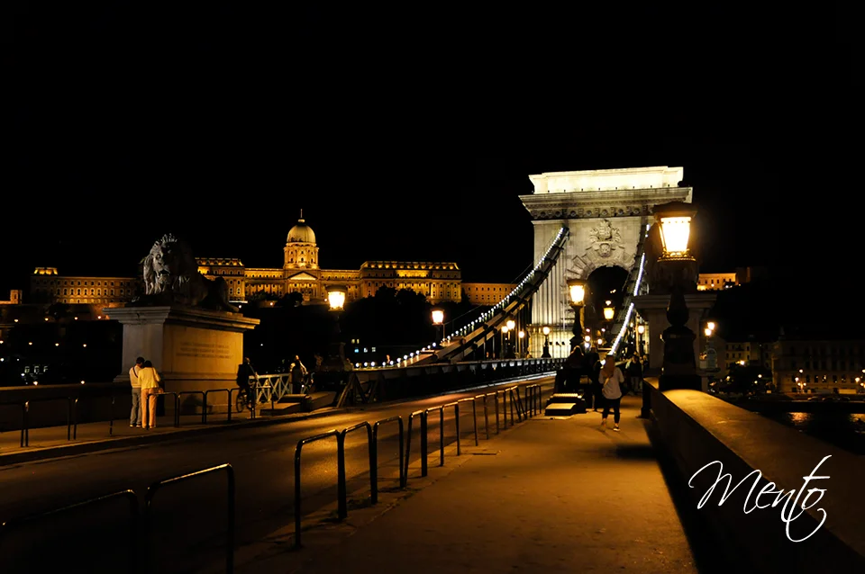 Budapest al caer la noche se ilumina creando un verdadero espectáculo.