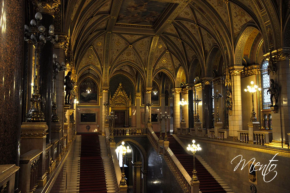Escalera principal del Parlamento de Budapest.