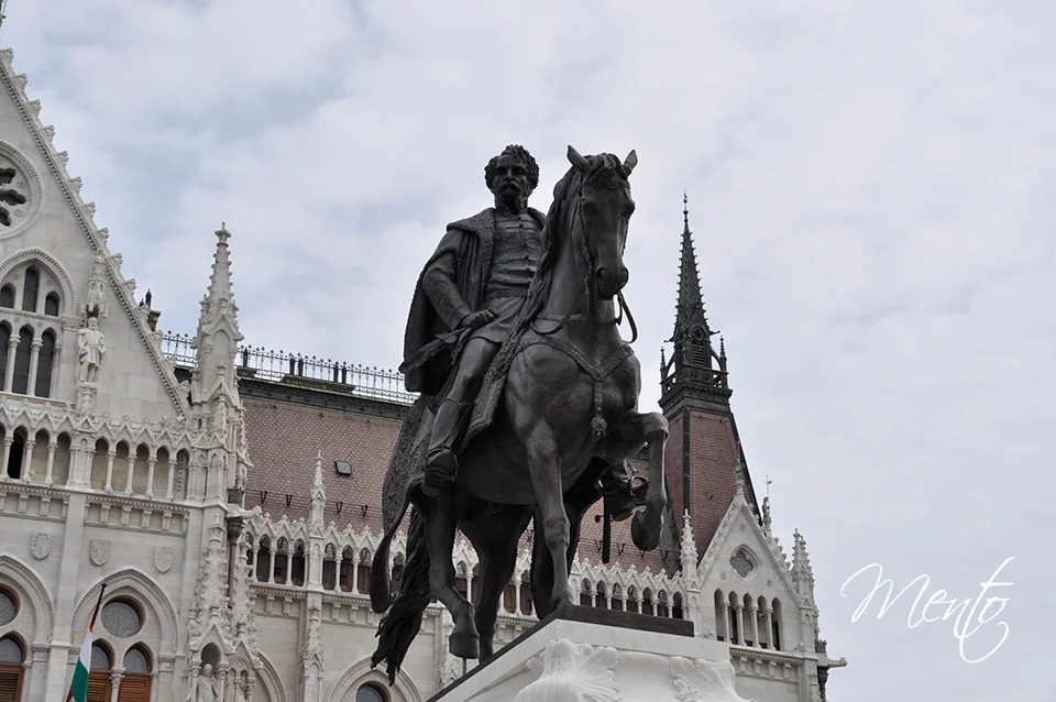 La estatua del conde Andrássy domina una de las fachadas del Parlamento.