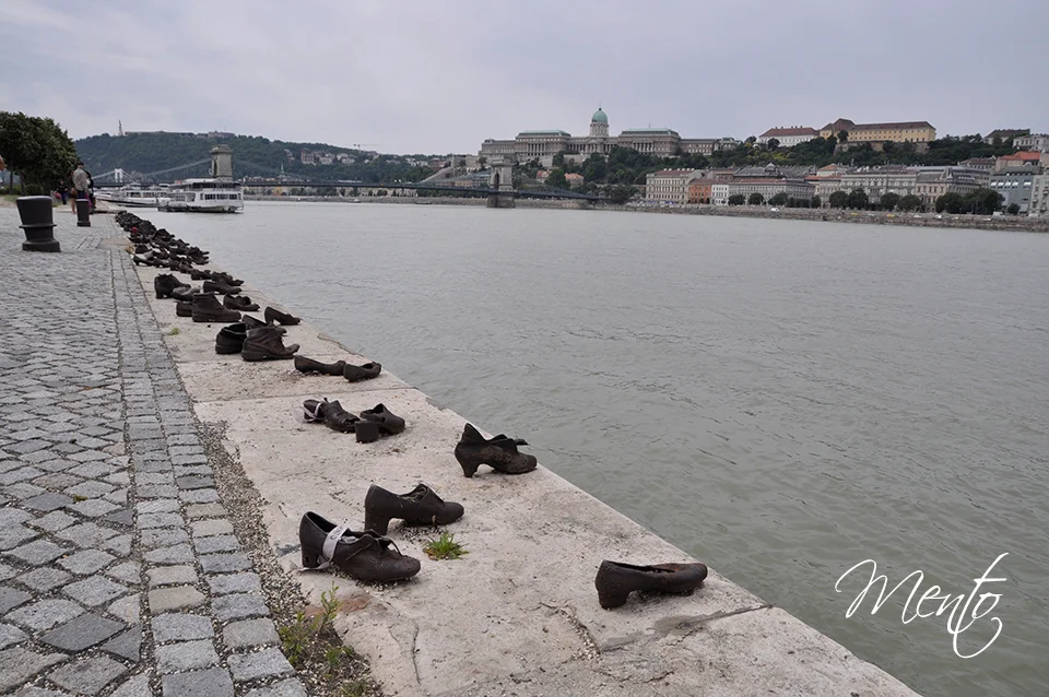 Zapatos del Danubio. Un pequeño-gran homenaje a los judíos arrojados al río al final de la II guerrra mundial.