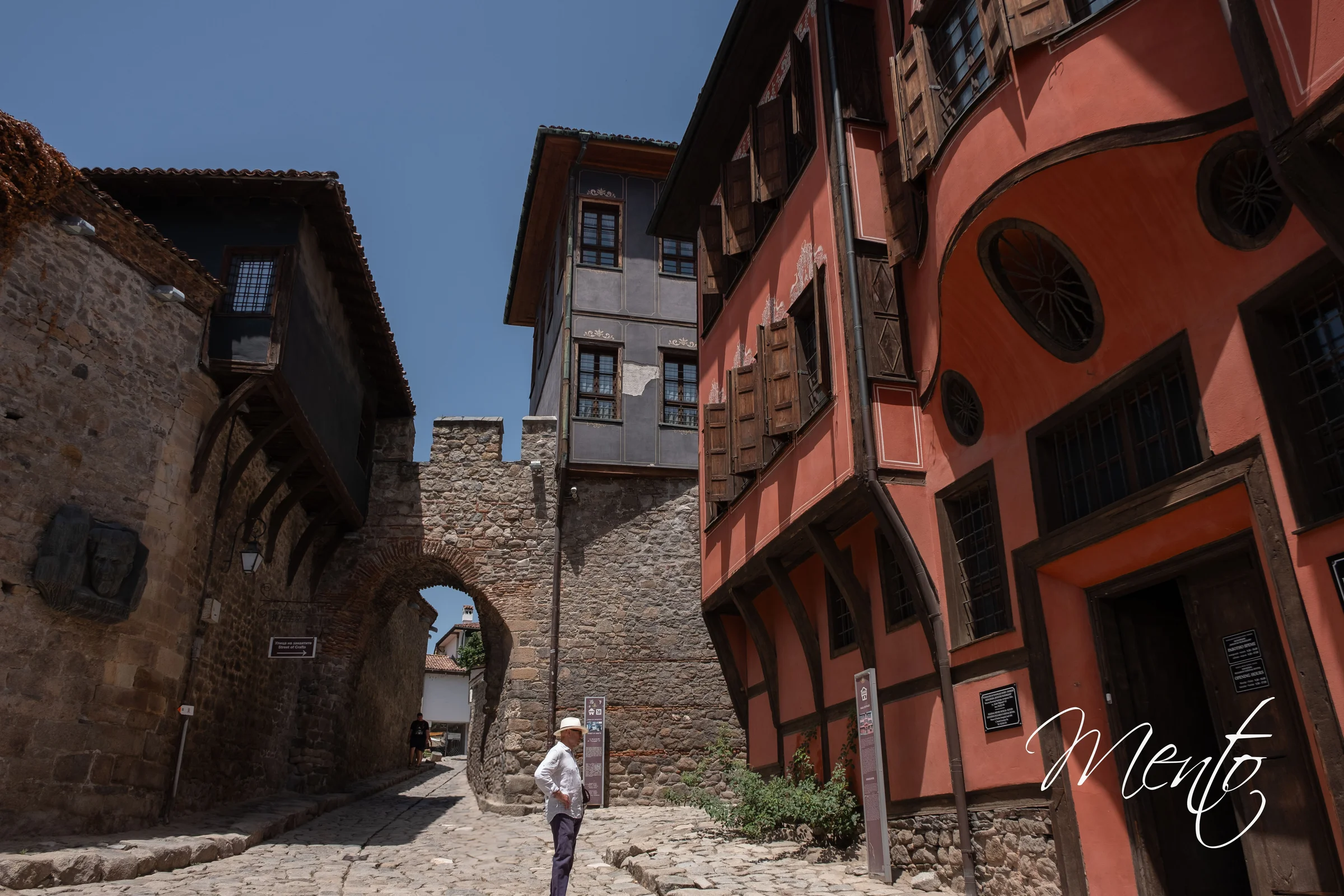 Puerta Hisar Kapia con la casa Georgiadi en primer plano.