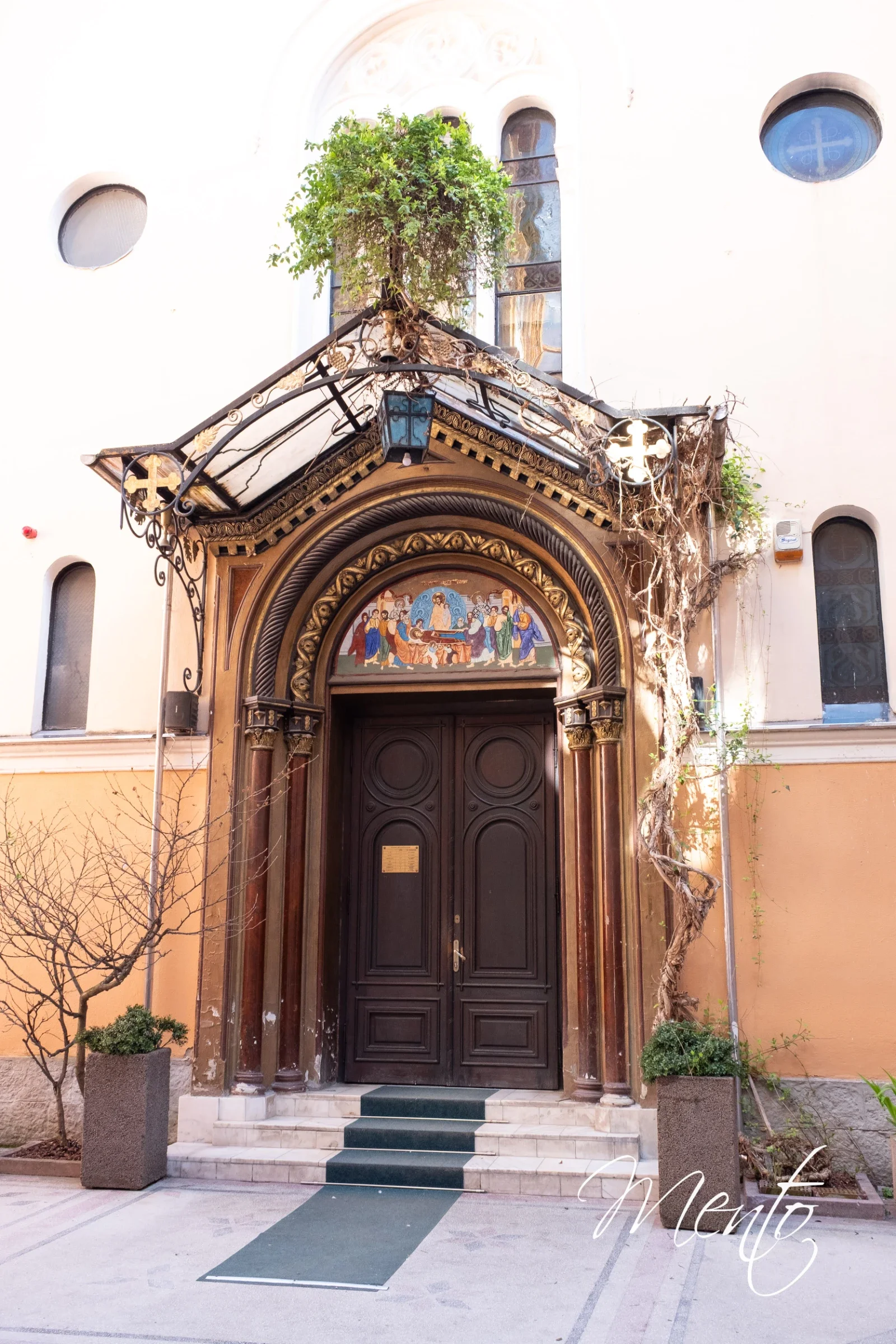 Entrada a una iglesia tras un edificio de la Piața Sfatului en Brașov