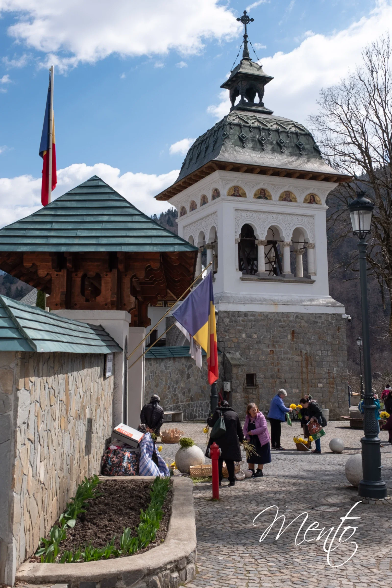Recogiendo ramas a las puertas del Monasterio de Sinaia