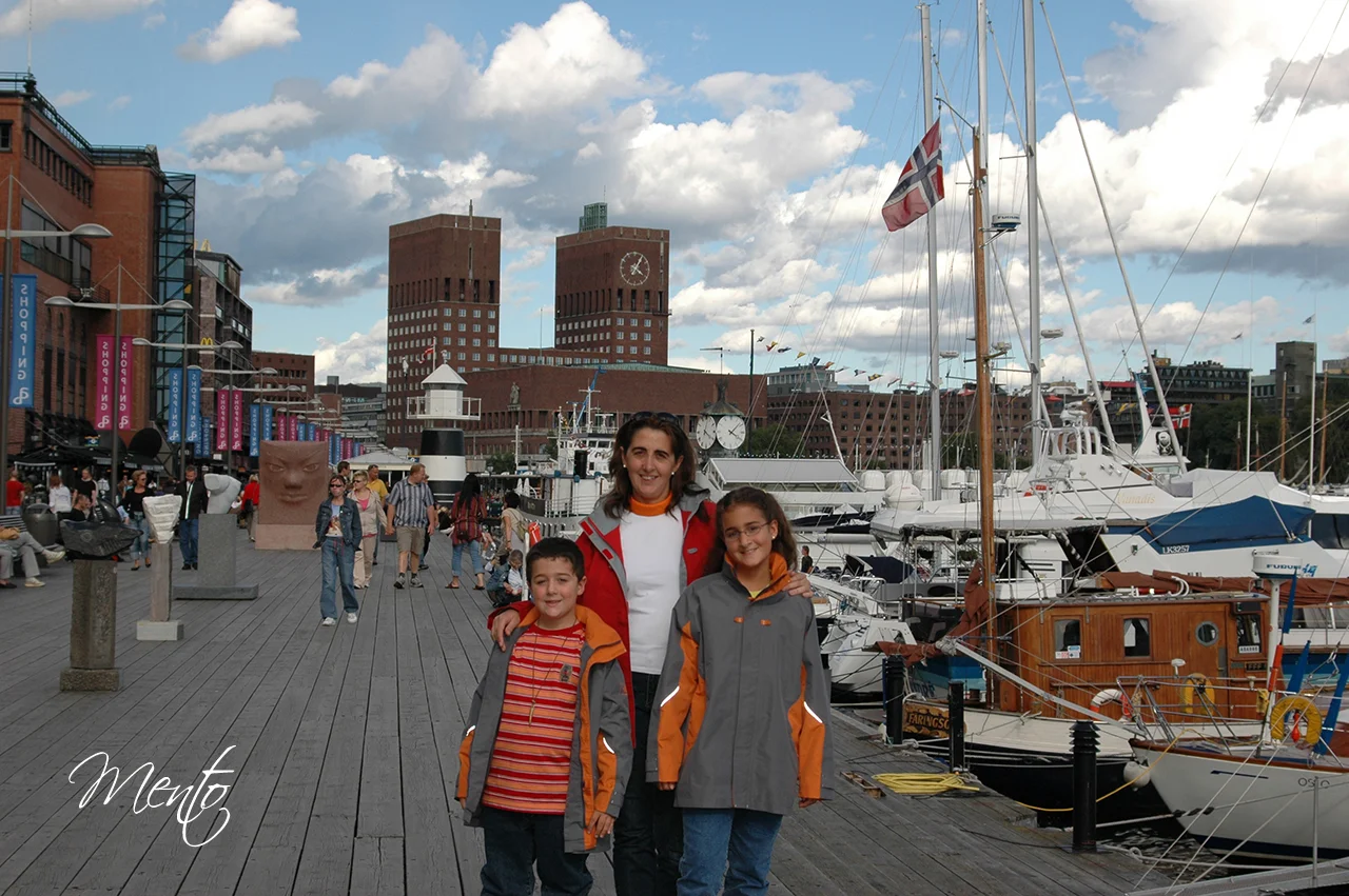 Puerto de Oslo con el ayuntamiento al fondo