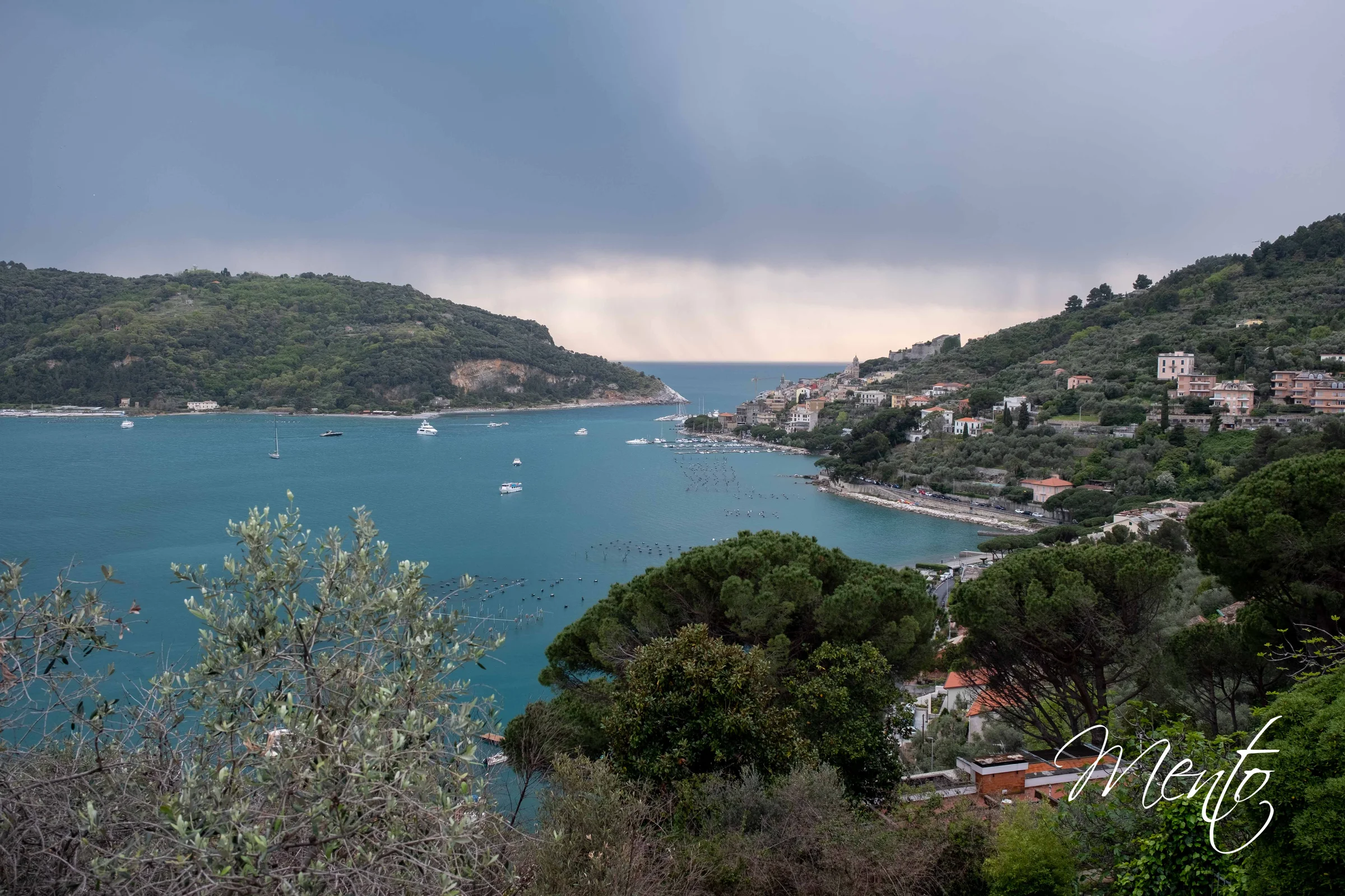 Portovenere en la distancia, de camino al aparcamiento superior