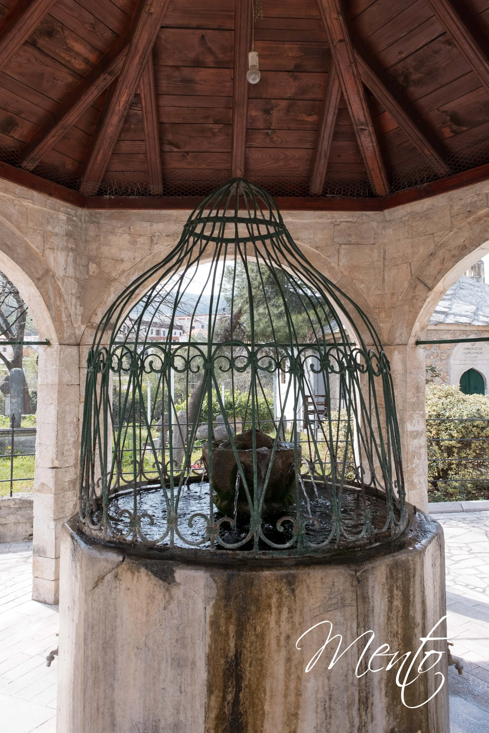 Fuente en los jardines de la Mezquita Koski Mehmed Pasha . Mostar