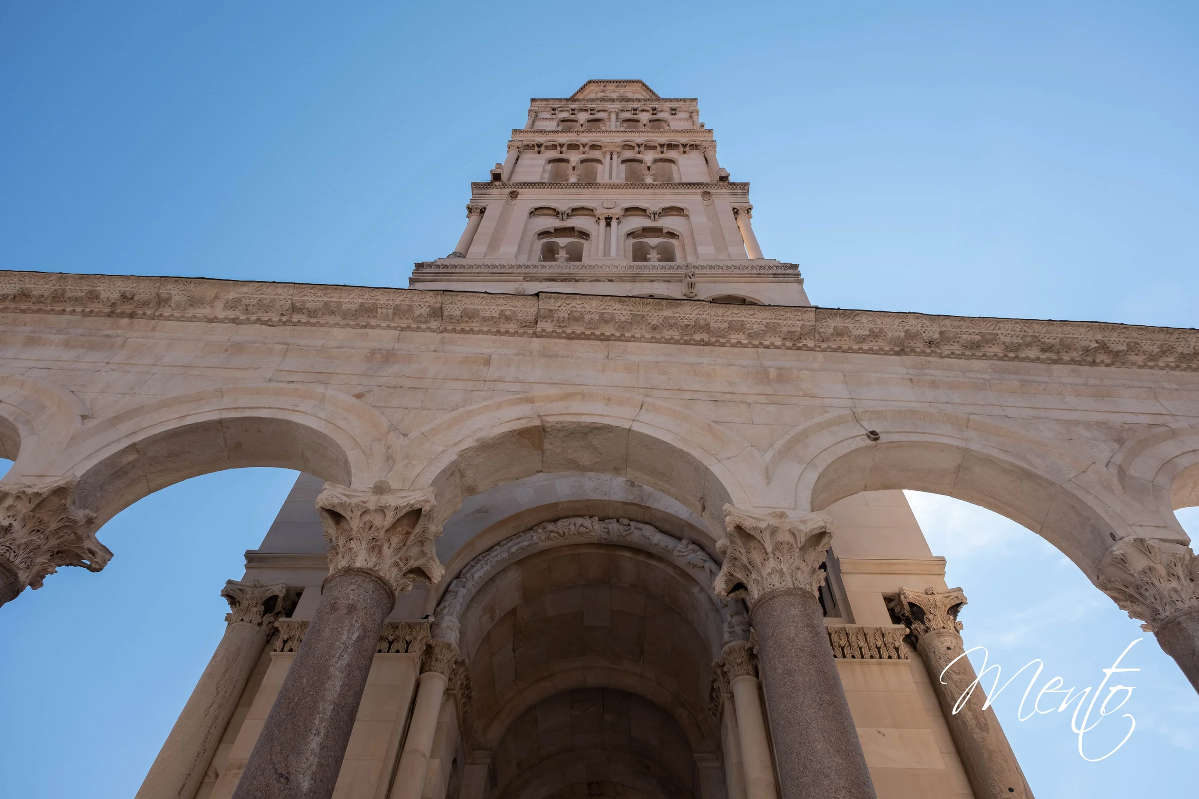 Torre de la catedral destacando sobre los arcos del Peristilo