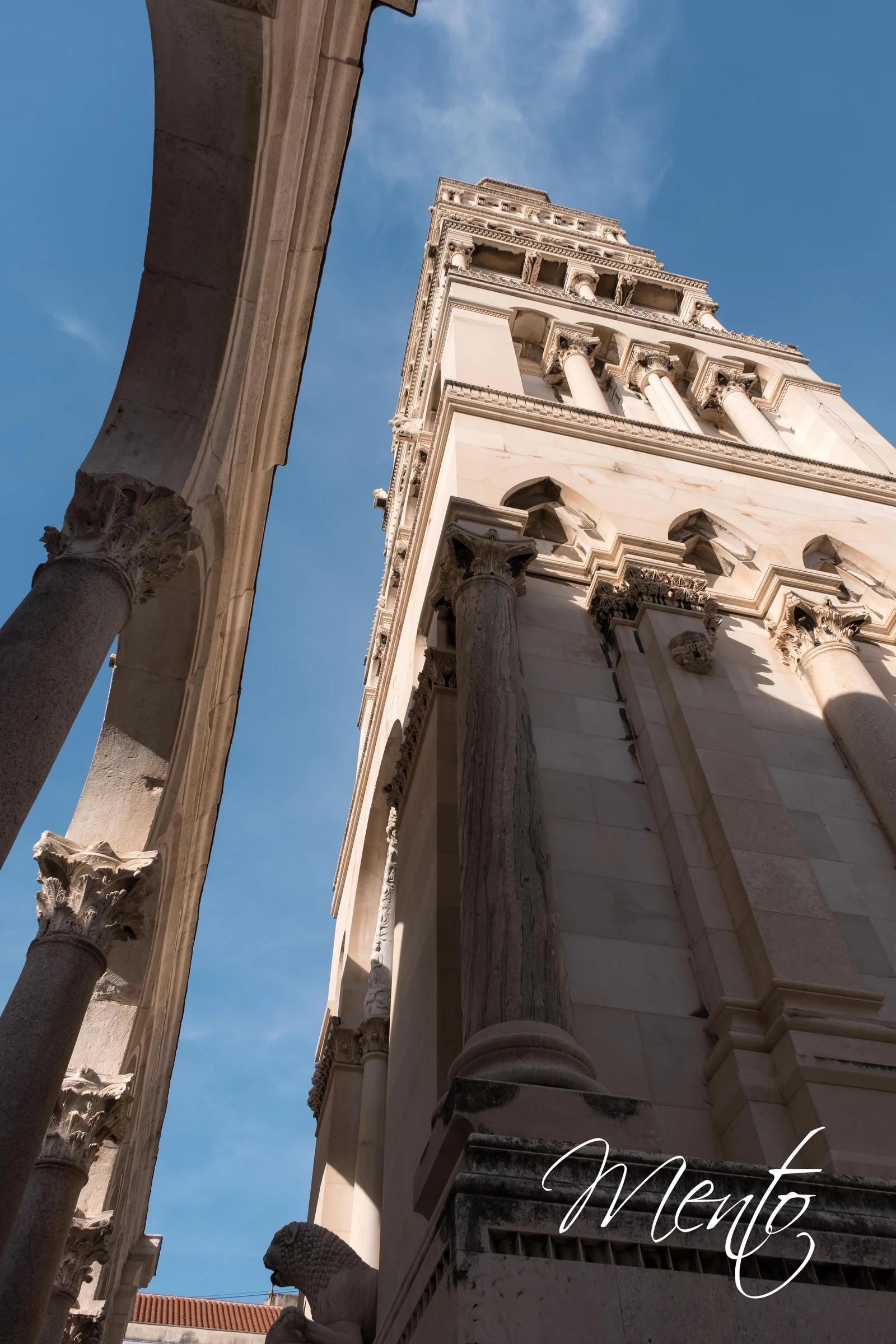 Torre de la catedral destacando sobre los arcos del Peristilo