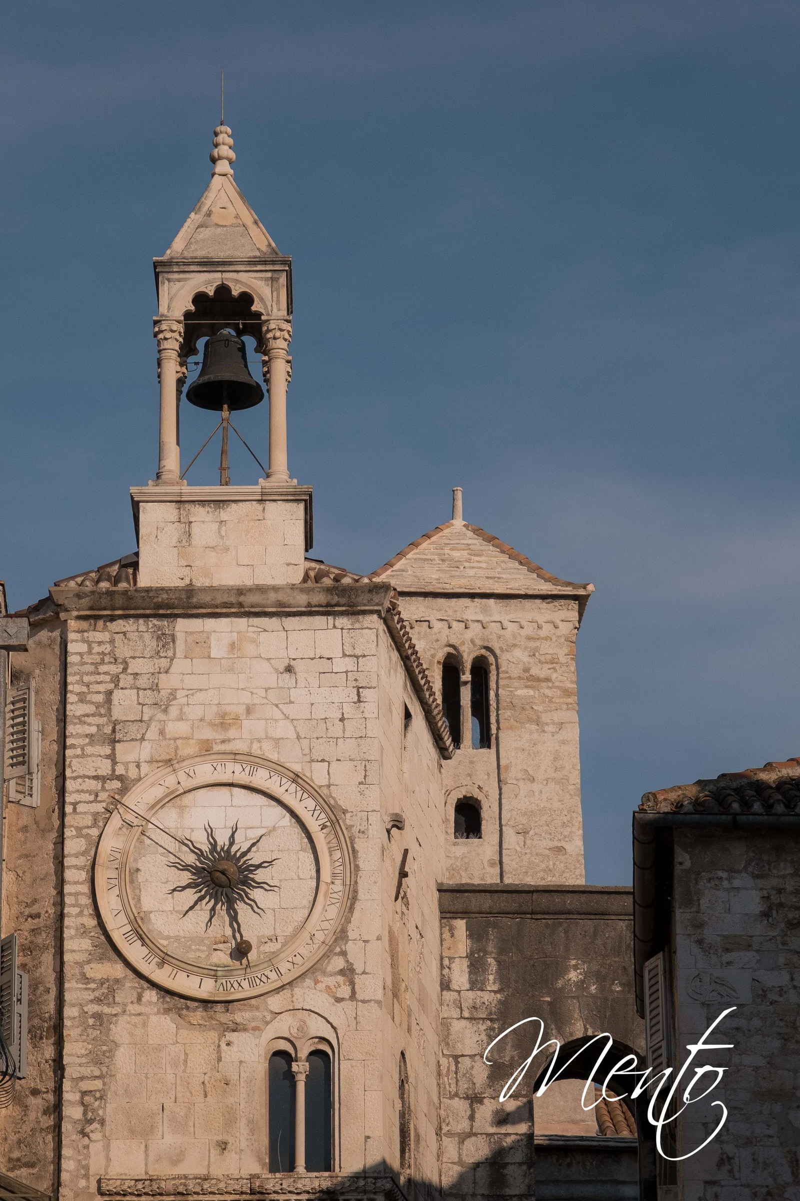 Reloj sobre la Puerta de Hierro