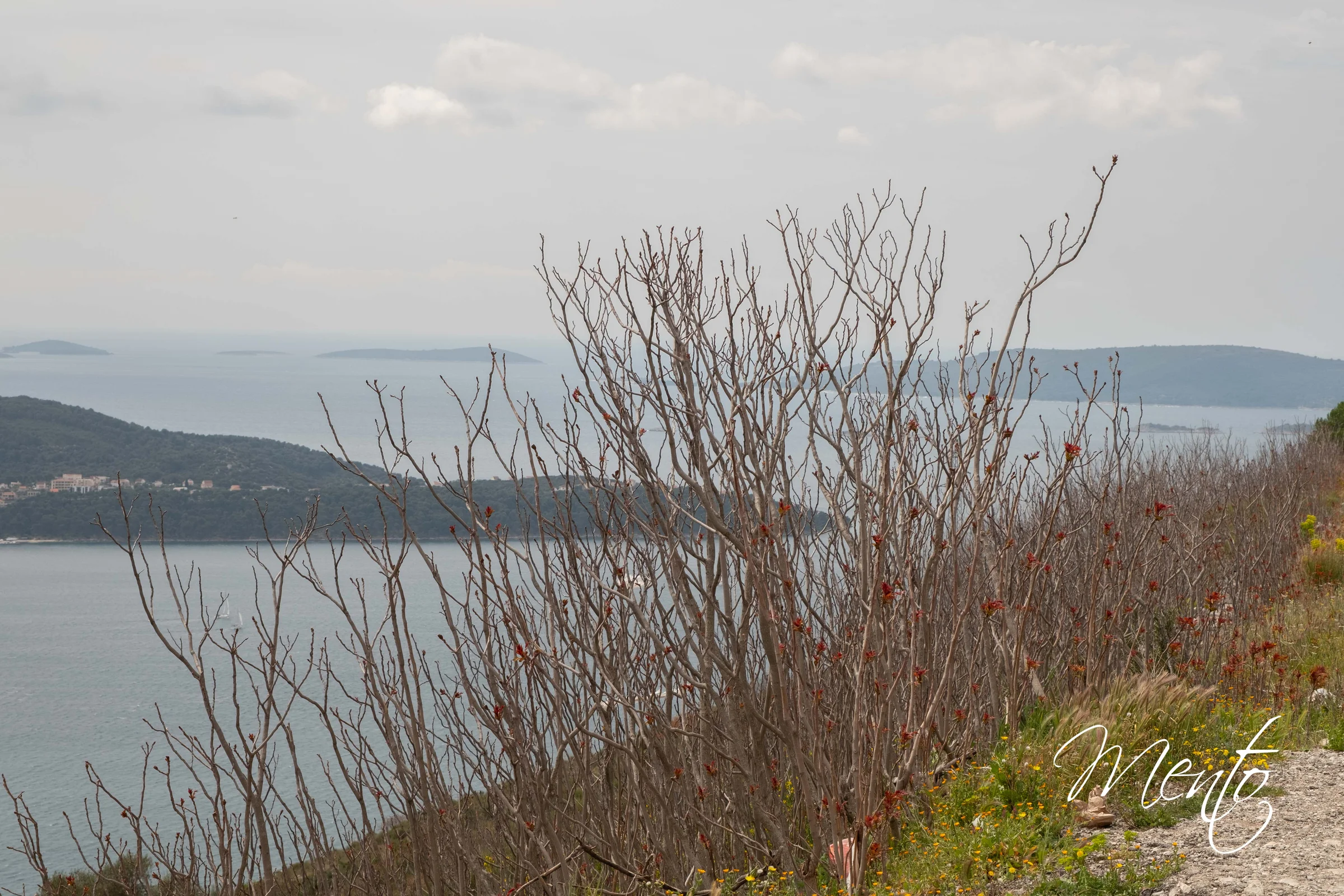Vista del Adriático y alguna de sus islas desde la carretera de Trogir.