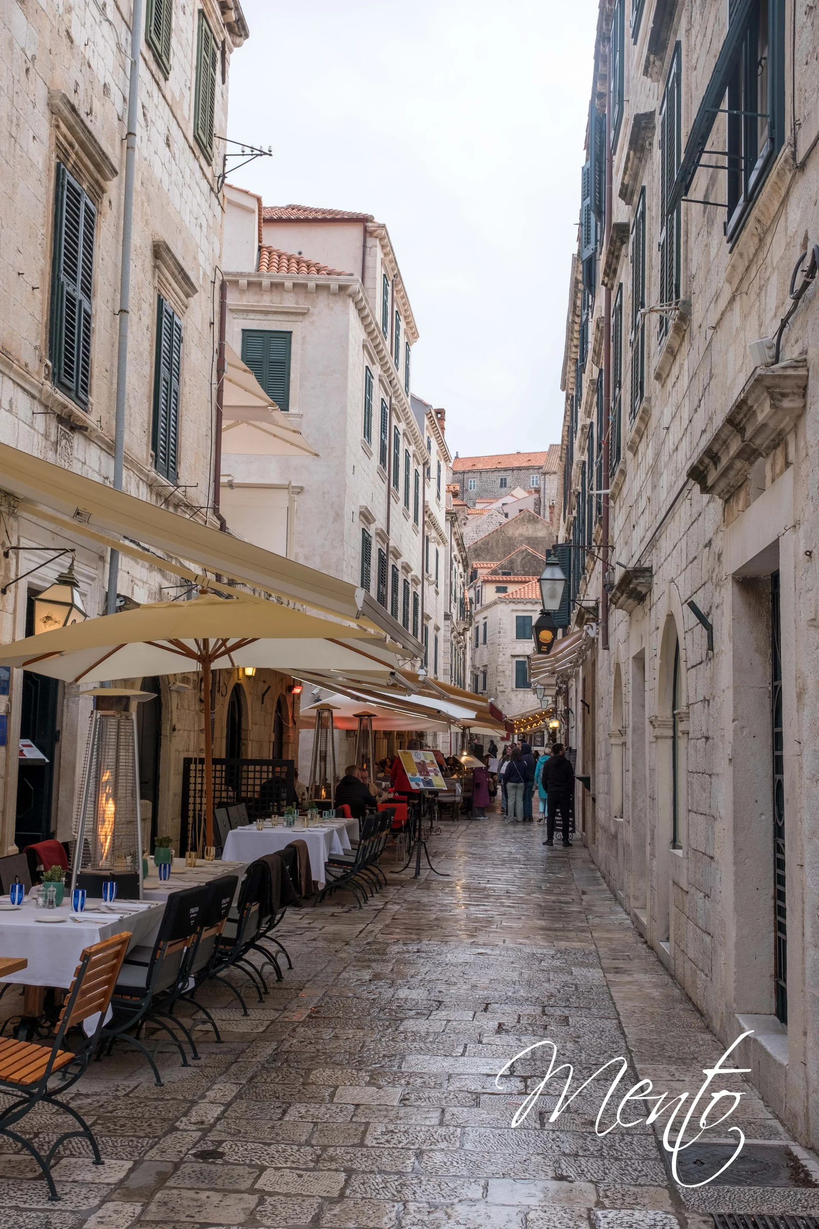 Calles de Dubrovnik al final de una tarde lluviosa.