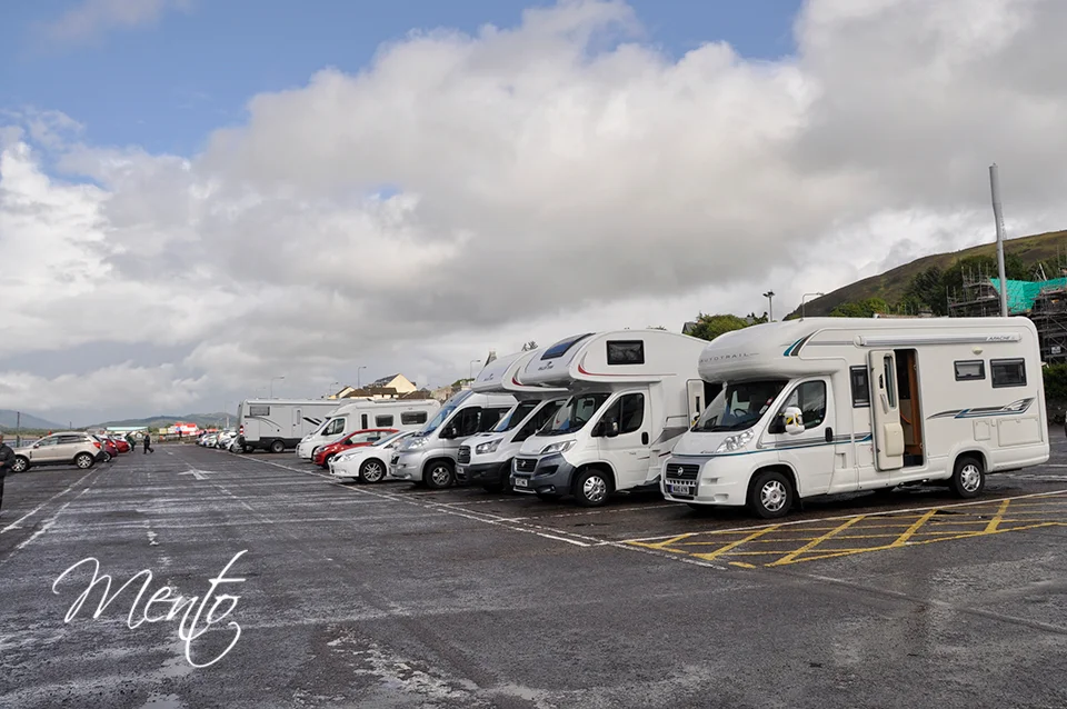 Parking a la entrada de Fort Wiliams