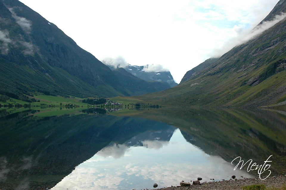 Preciosa imagen del lago Eidsvatnet