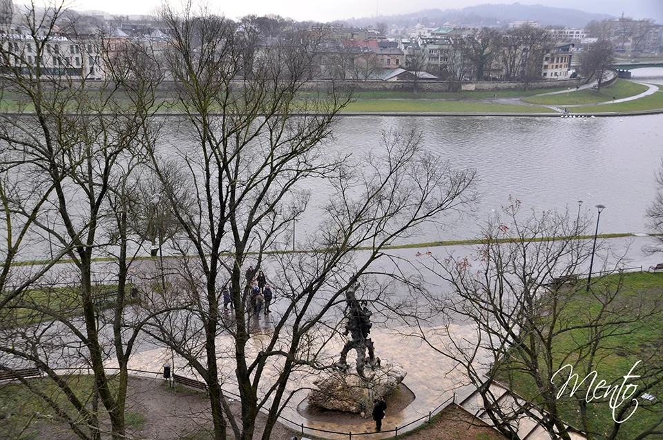 Desde el mirador de las murallas del castillo imagen del dragón de la ciudad con el río Vístula al fondo