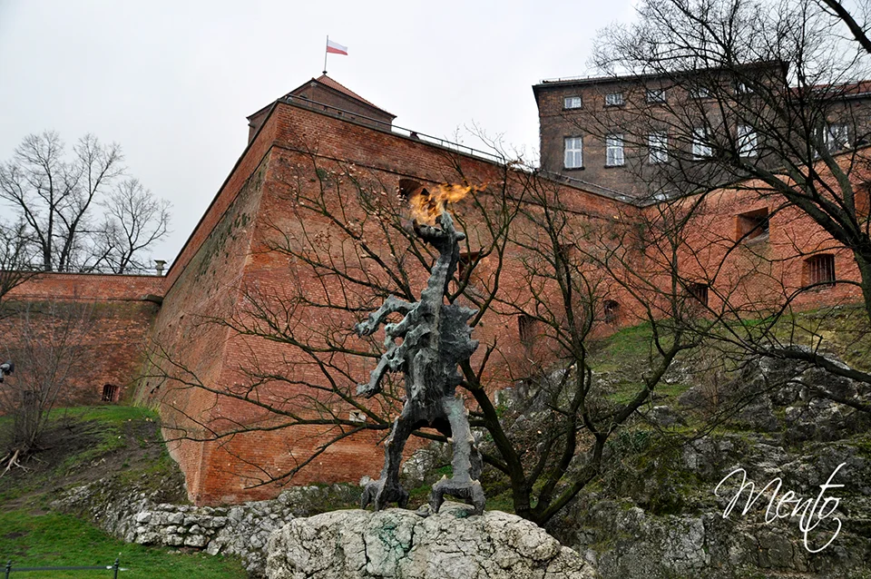 Un dragón casi de verdad custodia la fortaleza y castillo de Wawel