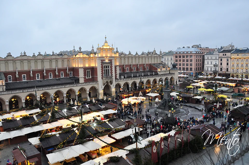 Tarde de Nochebuena en el mercadillo navideño de la Plaza del Mercado, el centro de la ciudad.