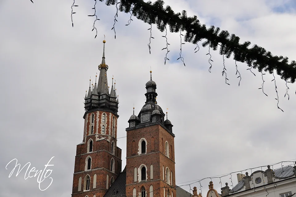 Las torres de la Basílica de Santa María destacan por encima de los puestos del mercado navideño